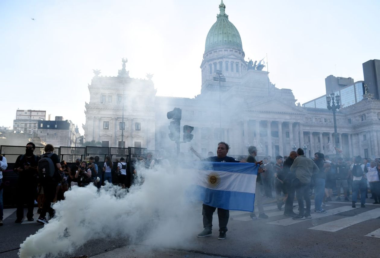 La protesta ampliada de los jubilados en el Congreso. La Argentina de Javier Milei se calienta.