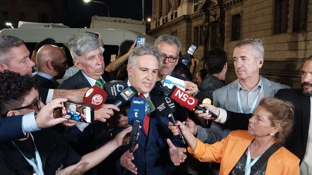 Martín Llaryora está como quiere: en el centro de la escena y en el marco del diálogo con Javier Milei. 