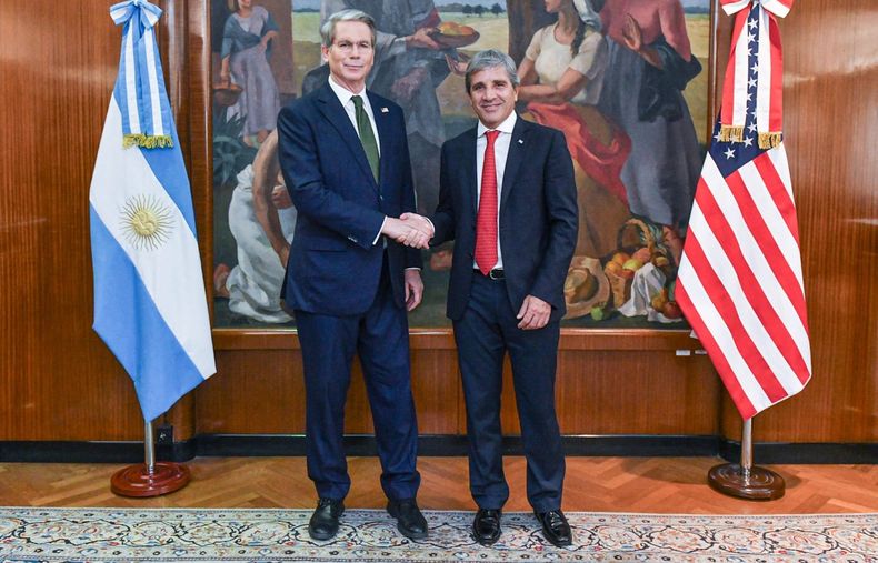Toto Caputo y el titular del Tesoro de Estados Unidos: el salvavidas de Donald Trump