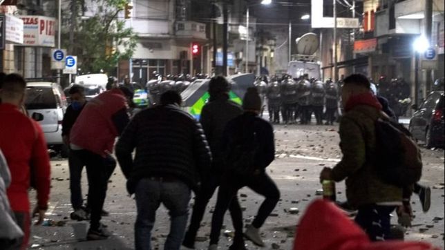 al rojo vivo: sacan a moyano custodiado en medio de una batalla campal