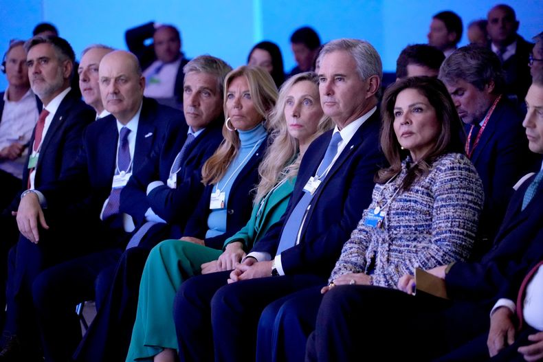 Karina Milei, Toto Caputo, Ferderico Sturzenegger y Pablo Quirno escuchan a Javier Milei.&nbsp;