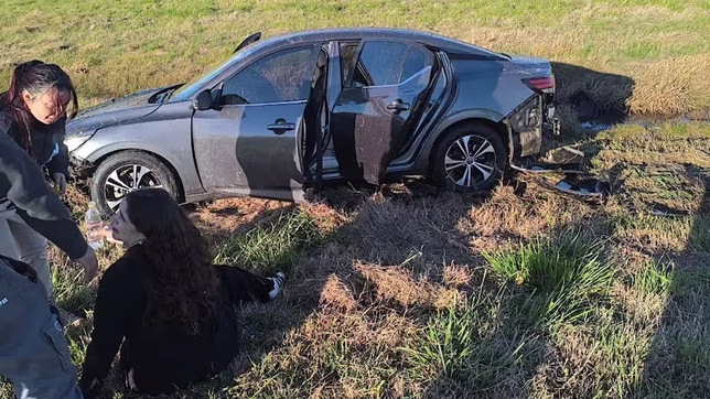 La diputada Rocío Bonacci y el auto en el que viajaba de Rosario a Buenos Aires (foto: La Capital)