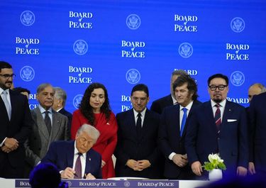 Javier Milei asiste a la firma de la Junta de la Paz, la ONU blue de Donald Trump.