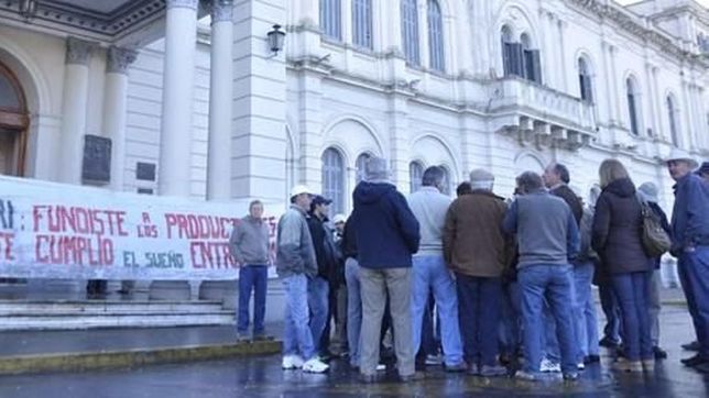 urribarri controla la furia opositora con anuncios a favor del campo