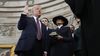 Donald Trump jura sobre dos biblias