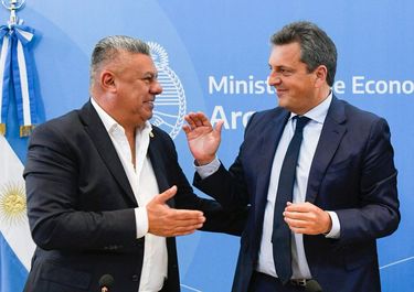 Mundial 2030: unas migajas con sabor a negocio redondo para Tapia (y Massa)