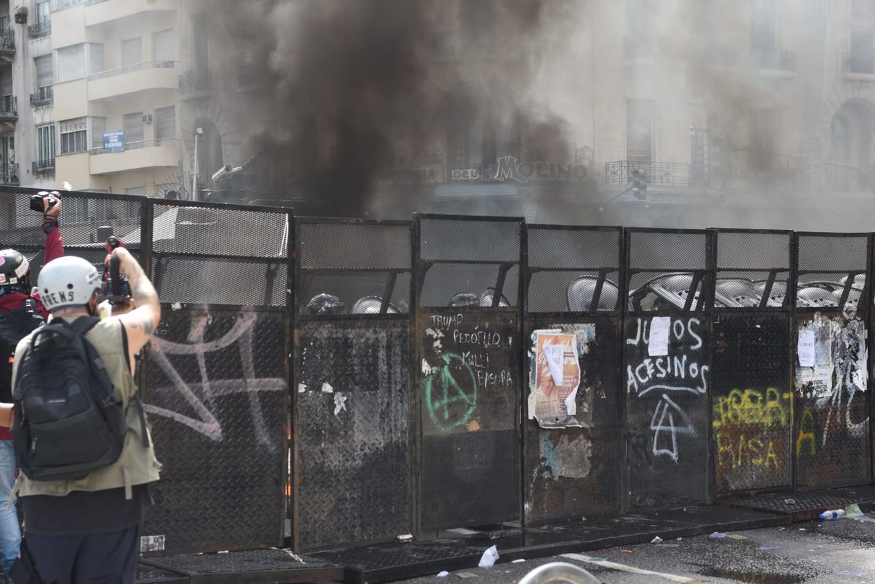 Incidentes frente al Congreso en la marcha contra la reforma laboral.