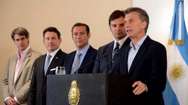 gutierrez vuelve a buenos aires para brindar con macri y hollande