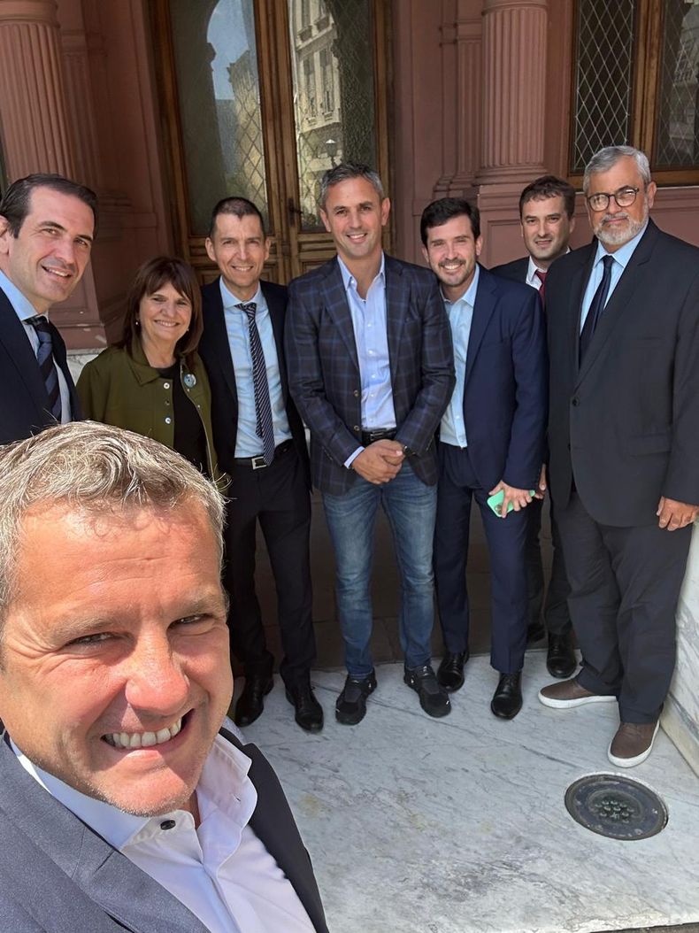 Los legisladores radicales, antes de la reunión con Javier Milei. 