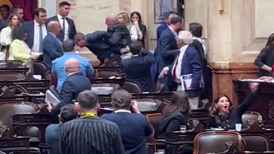 Oscar Zago, diputado y exjefe de La Libertad Avanza, es sacado del recinto. 