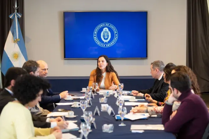 María Florencia Zicavo, la encargada de investigar a Javier Milei por el escándalo cripto, en una reunión del Ministerio de Justicia.