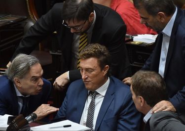 Miguel Pichetto, Oscar Carreño y el cordobés Ignacio García Aresca (Encuentro Federal), hablan con Cristian Ritondo y Diego Santilli (PRO). Serán clave para la sesión de jubilaciones y discapacidad. 