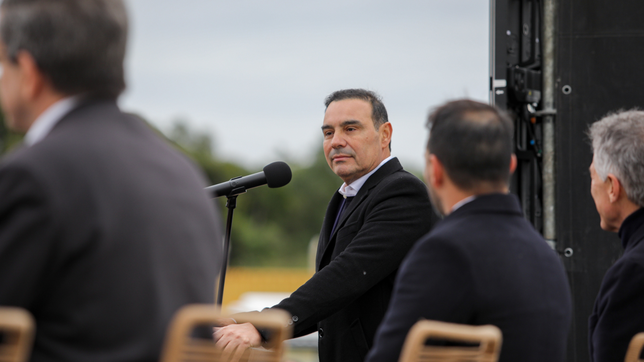 Gustavo Valdés, gobernador de Corrientes, durante la inauguración del Puerto de Ituzaigó.
