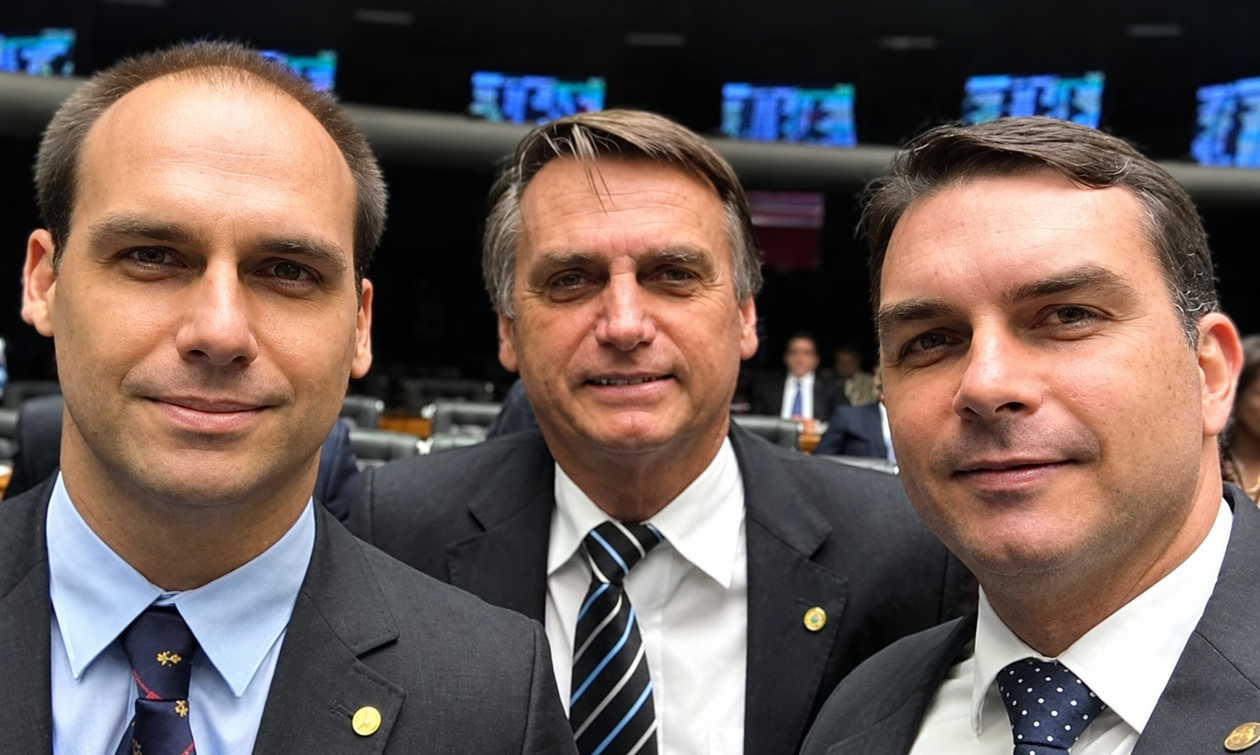 Eduardo, Jair y Flávio Bolsonaro.
