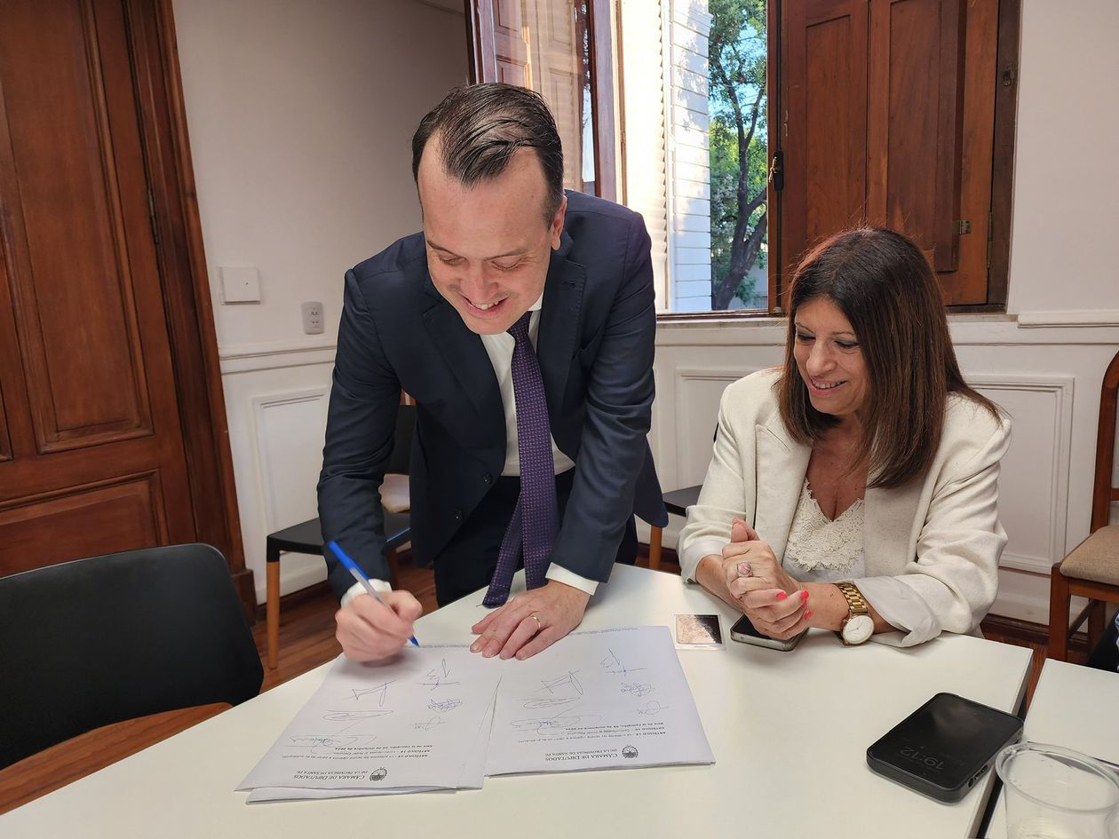 Joaquín Blanco junto a la pesidenta de la Cámara de Diputados Clara García.