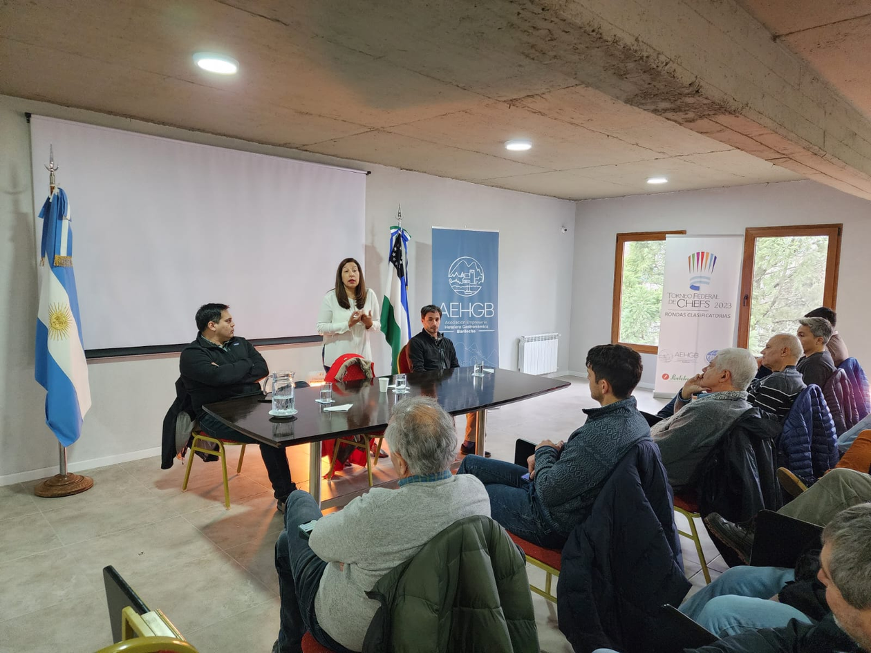 La gobernadora de Río Negro, Arabela Carreras, reunida con empresarios de Bariloche.