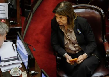 Eduardo Vischi y Patricia Bullrich debaten la reforma de Banco Central en el Senado.