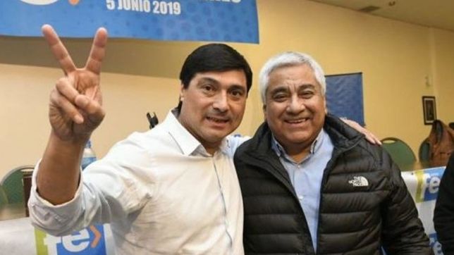 Pablo Ansaloni con los dedos en V, antes de pasar al partido libertario, abrazando al intendente de San Pedro, Cecilio Salazar.&nbsp;