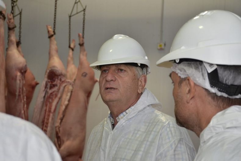 El gobernador de La Pampa, Sergio Ziliotto, en el frigorífico Bernasconi.&nbsp;