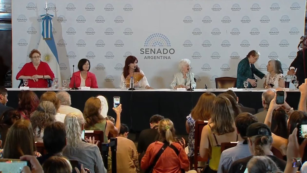 Cristina Fernández durante el acto en el Senado con las Abuelas de Plaza de Mayo