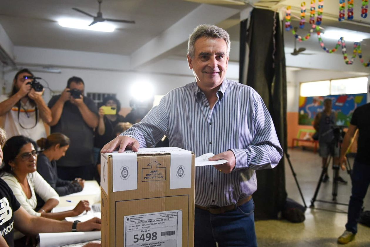 Agustín Rossi, votando en la mañana rosarina