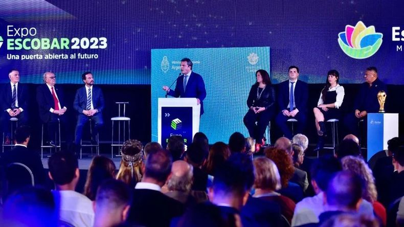 Massa, en una presentación como ministro de Economía, con Tapia y la Copa del Mundo. 