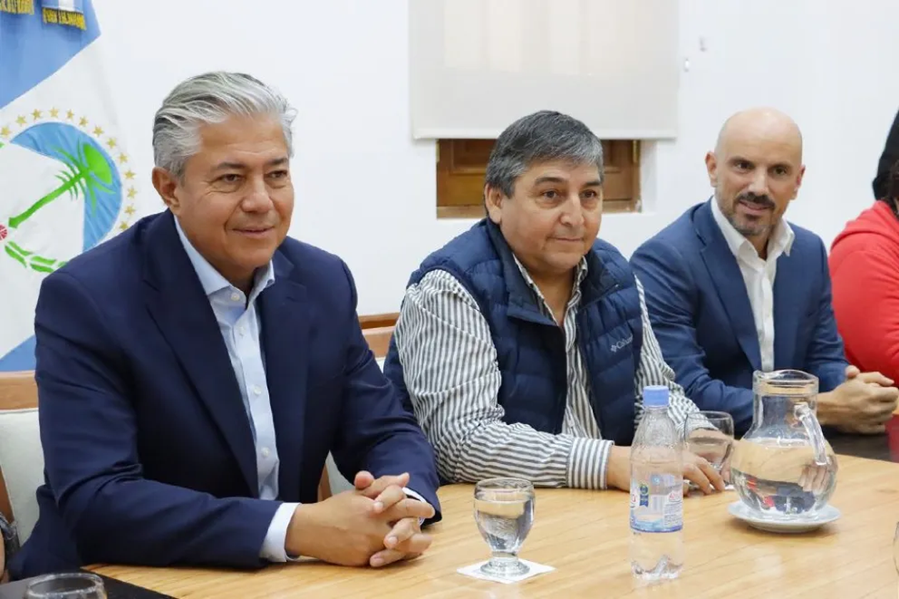 Rolando Figueroa firmó el decreto que creó el Régimen Especial de Acompañamiento Administrativo al Cese Voluntario por Trayectoria Laboral Vulnerable.
