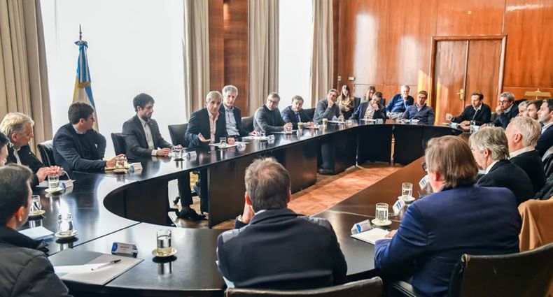Toto Caputo con agentes de Bolsa
