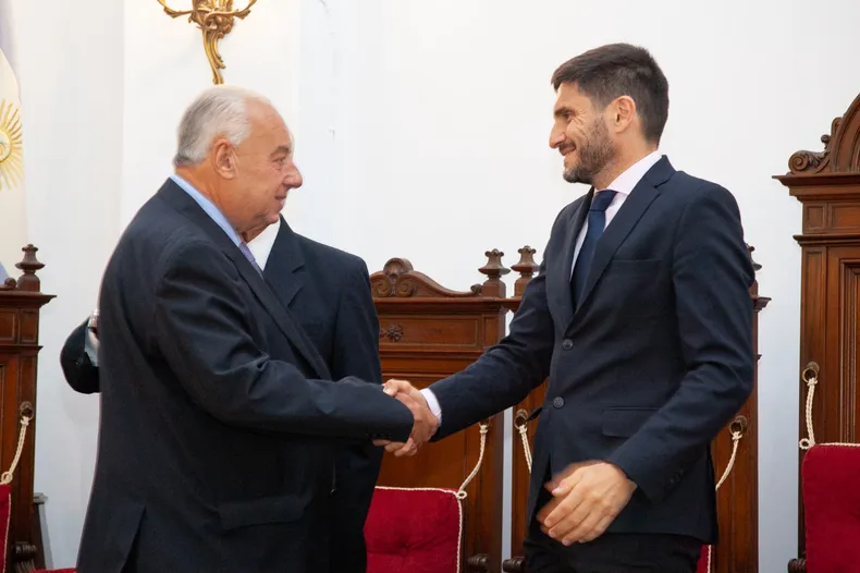 Mano a mano. El presidente de la Corte santafesina Rafael Gutiérrez y el gobernador Maximiliano Pullaro.