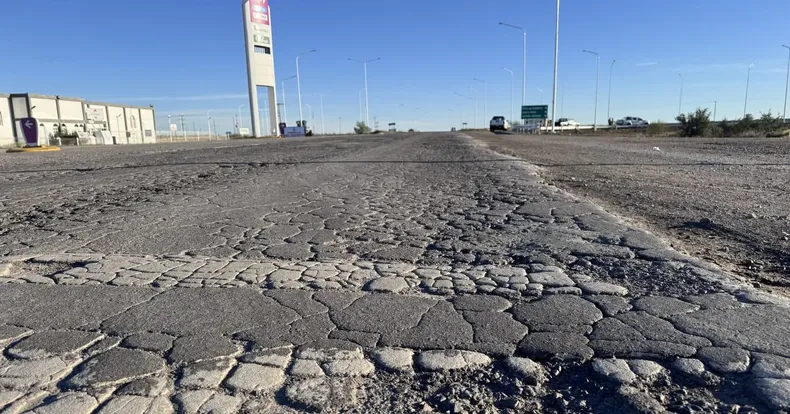 Las rutas pampeanas se utilizan para el paso de camiones pesados hacia Vaca Muerta: el 42% de las carreteras están al borde del colapso.