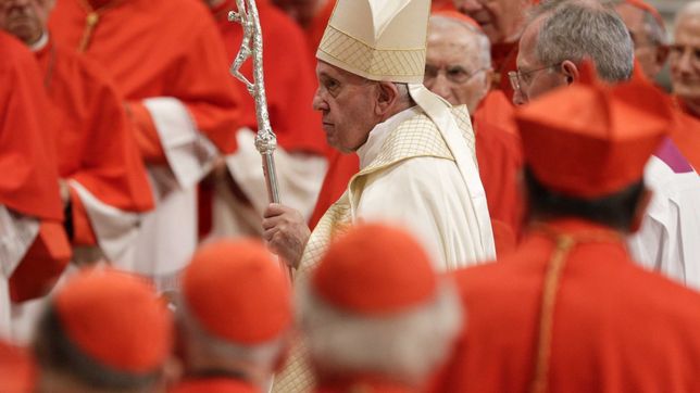 bergoglio y los gorilas en la niebla vaticana