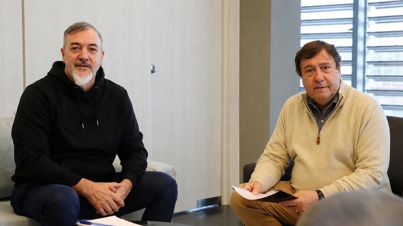 El gobernador de Río Negro, Alberto Weretilneck, junto al titular de ATE, Rodolfo Aguiar.