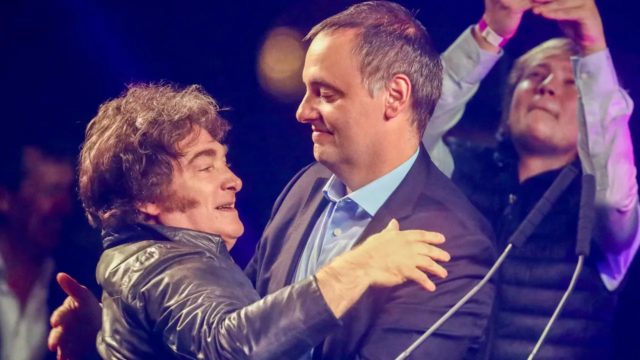 Javier Milei se abraza a Manuel Adorni, un salvavidas de plomo.
