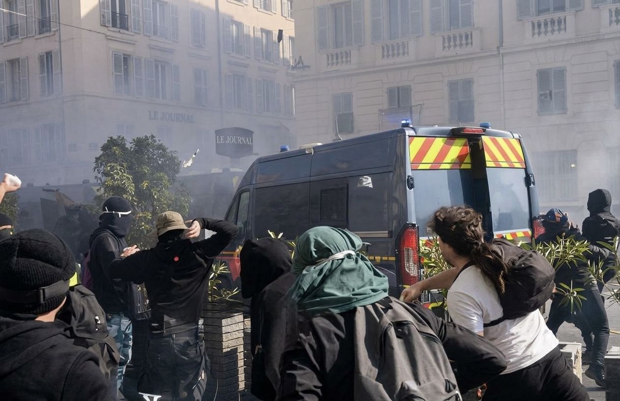 Marsella, segunda ciudad de Francia, también fue el fin de semana escenario de disturbios masivos.