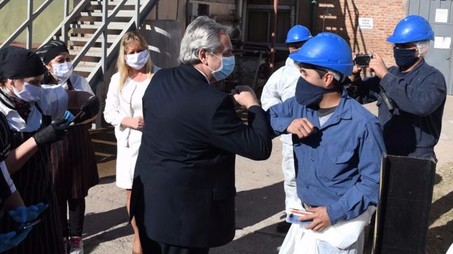 fernandez sigue con sus giras por el interior: visita la rioja y catamarca