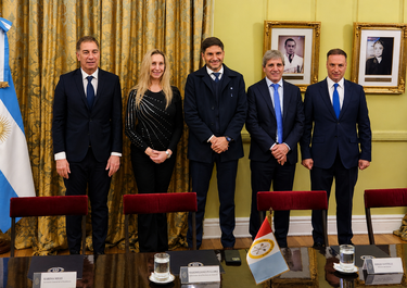 Diego Santilli, Karina Milei, Maximiliano Pullaro, Luis Caputo y Lisandro Enrico, juntos en la Casa Rosada