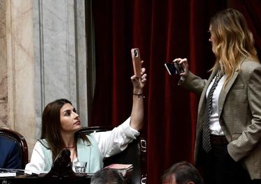 Marcela Pagano y Lilia Lemoine: duelo de celulares.&nbsp;