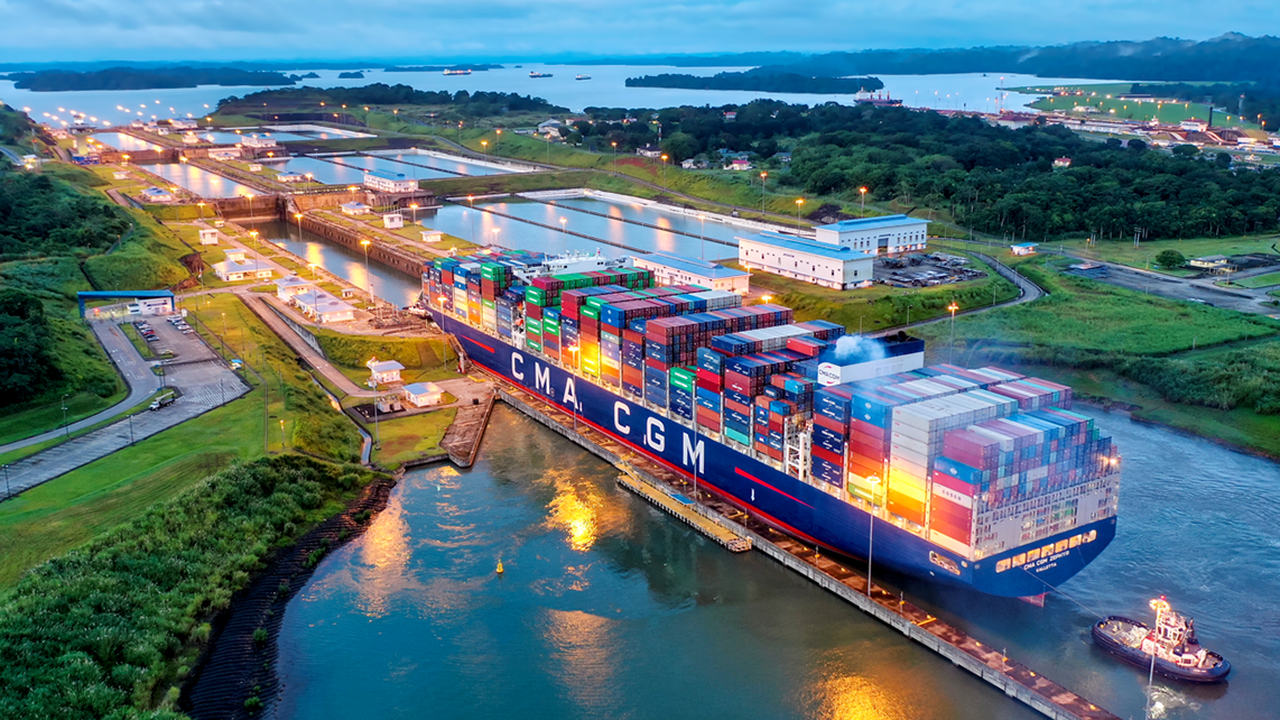 Buque neopanamax en el canal de Panamá. Buque neopanamax en el canal de Panamá.