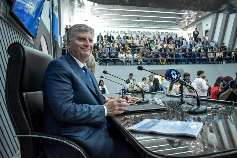 El gobernador de La Pampa, Sergio Ziliotto, en la Legislatura. En el fondo, intendentes e intendentas copando parte de las gradas. FOTO: www.radiokermes.com