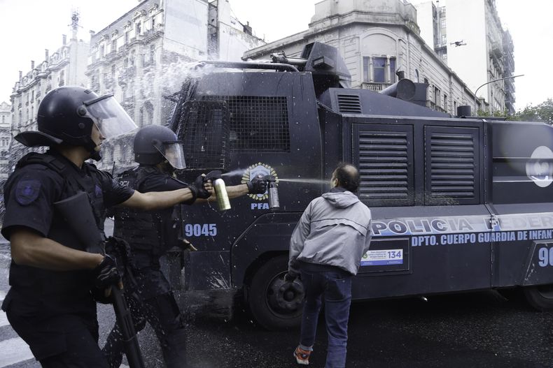 La represión en la marcha de jubilados ordenada por Patricia Bullrich.&nbsp;
