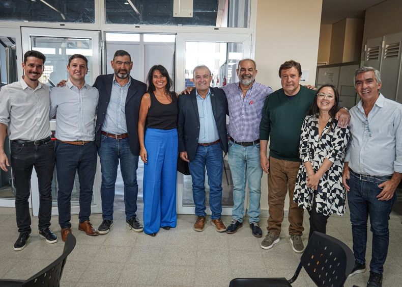 Daiana Neri, referente kirchnerista, entre Alberto Weretilneck y Facundo López. Sonrisas incómodas en la capital de Río Negro.