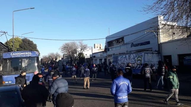 como con mercado libre pero en un corralon: bloqueo y escandalo