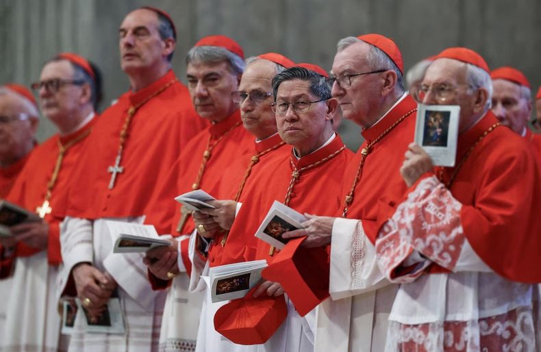 Robert Prevost al lado de Parolin, Tagle y otros cardenales