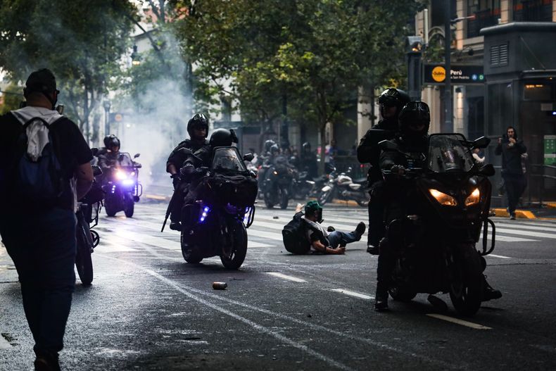 Protesta y represión en la marcha de jubilados e hinchas (Foto Pilar Camacho)