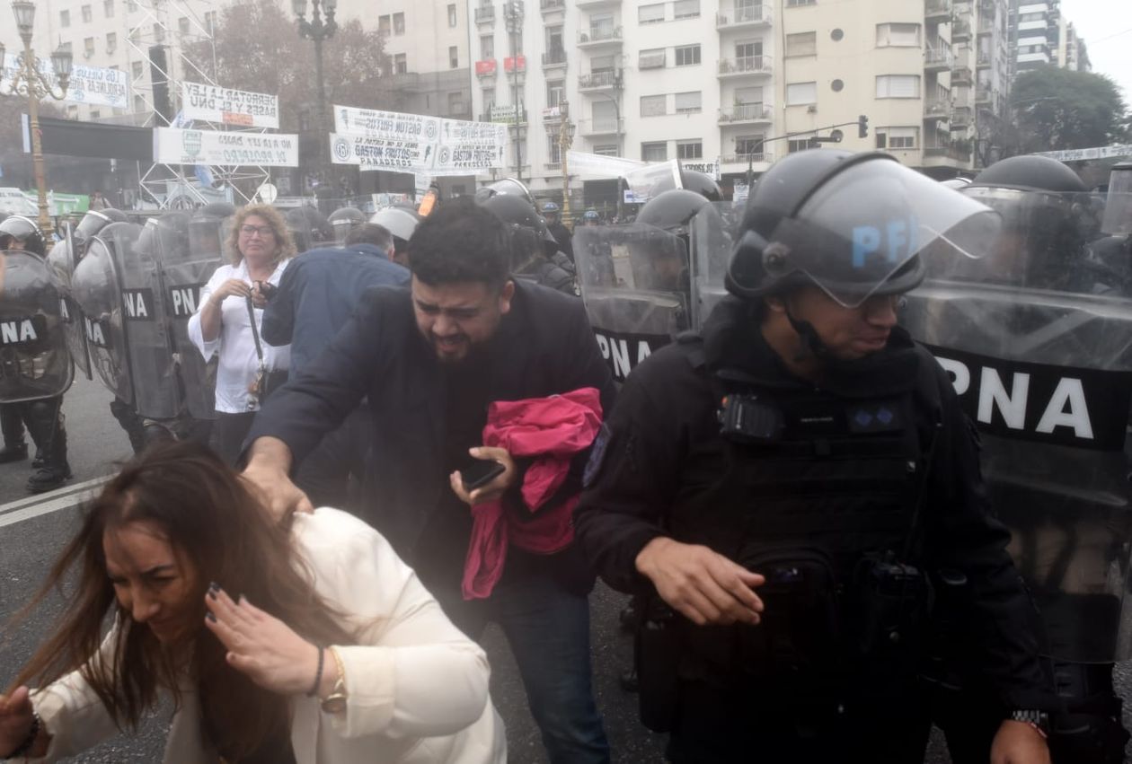 Ley ómnibus. Represión frente al Congreso.