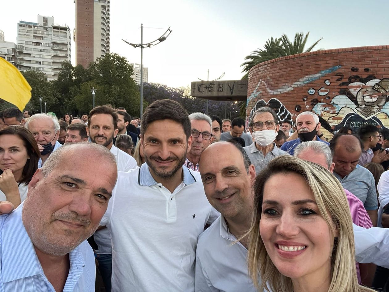 Otros tiempos: Galdeano junto a Pullaro, Corral y Carolina Losada en el cierre de campaña de 2021. Hoy los atraviesa una interna fraticida