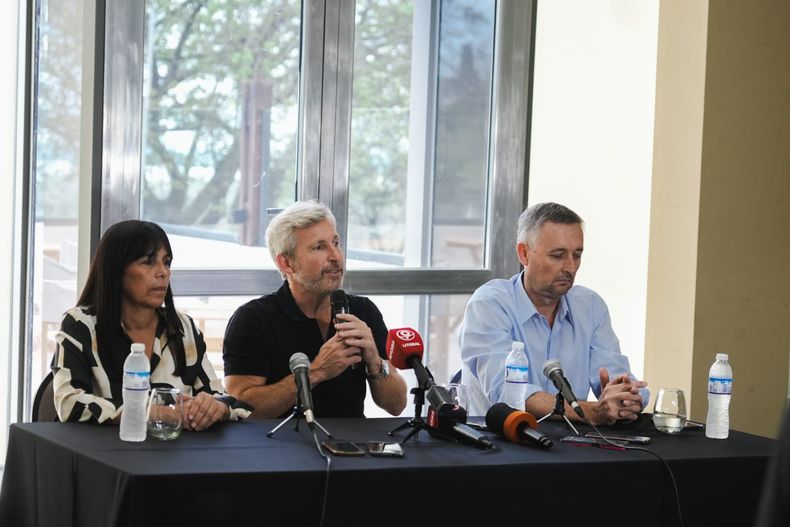 Gustavo Hein junto con el gobernador electo Frigerio y la vice electa Aluani.