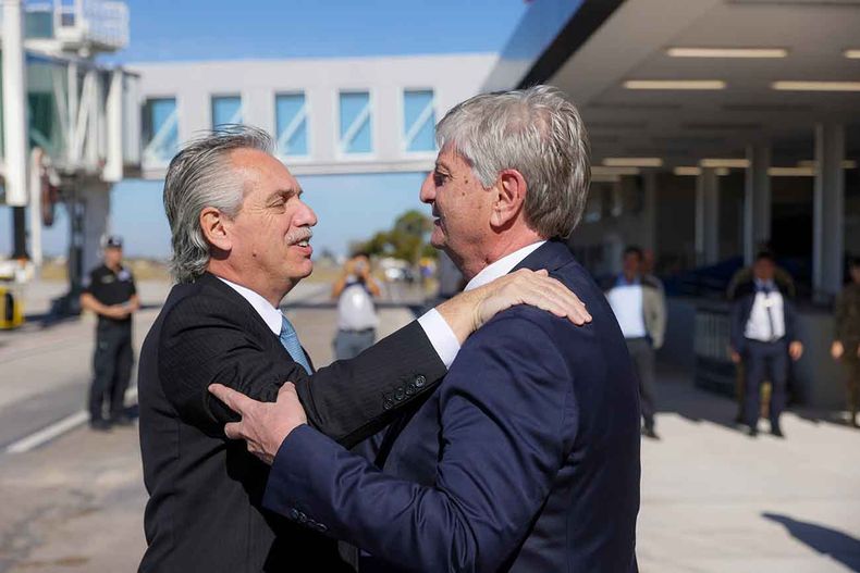 El presidente Alberto Fernández y el gobernador de La Pampa Sergio Ziliotto, en su último encuentro cara a cara, después de la victoria del peronismo el 14M.&nbsp;
