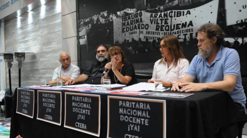 Los gremios nacionales reclaman por la paritaria nacional y esta semana podrían impulsar un paro que postergue el inicio de clases en Córdoba. 
