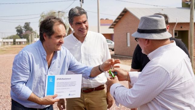 en chaco, el gobierno entrego viviendas del programa reconstruir